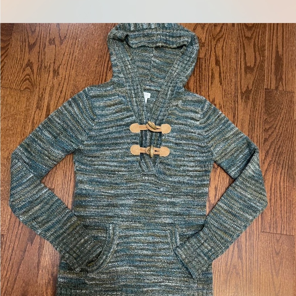 Suzy Shier’s Women's Hooded Sweater with Toggle Closure in size XS